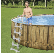 Aufstellpool mit Holzverkleidung und Leiter im Garten