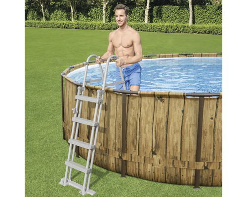 Aufstellpool mit Holzverkleidung und Leiter im Garten