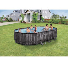 Familienpool mit Holzoptik im Garten mit badenden Personen
