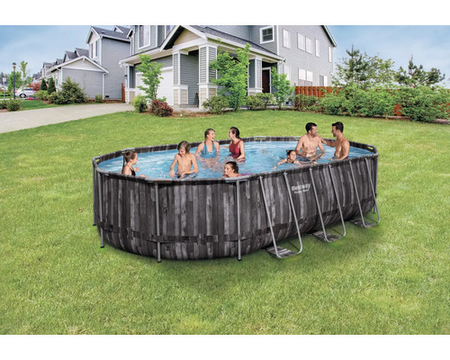 Familienpool mit Holzoptik im Garten mit badenden Personen