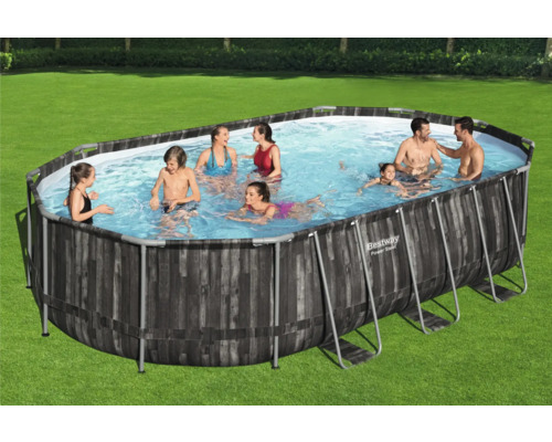 Ovales Aufstellbecken mit Stahlrahmen und Holzoptik, gefüllt mit Personen im Garten.