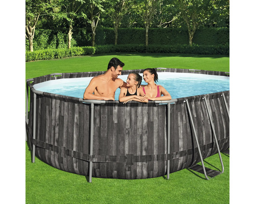 Runder Aufstellpool mit Stahlrahmen und Holzoptik, mit Familie im Garten