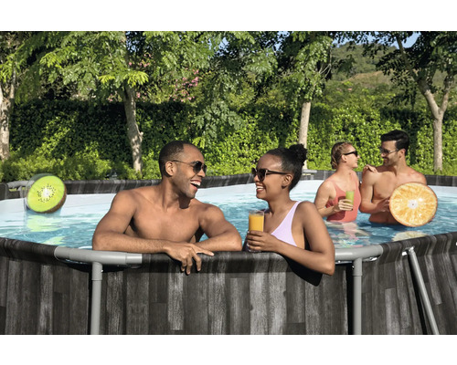 Stahlwandpool im Garten mit Personen und Frucht-Motiven