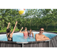 Szene mit aufgestelltem Pool und Menschen, die mit einem Ball spielen