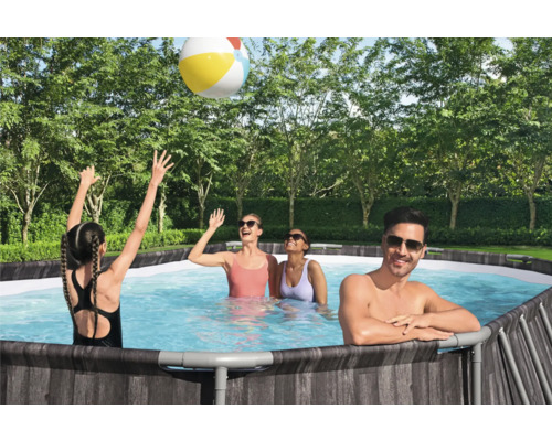 Szene mit aufgestelltem Pool und Menschen, die mit einem Ball spielen