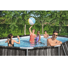 Familie hat Spaß in einem Pool mit Holzverkleidung im Garten.