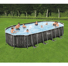 Familie schwimmt in einem Bestway Power Steel Frame Pool im Garten