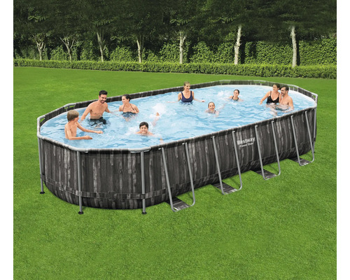 Familie schwimmt in einem Bestway Power Steel Frame Pool im Garten