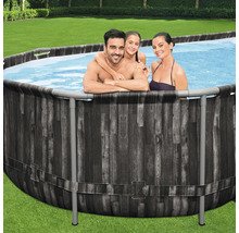 Aufstellpool mit Holzoptik und Familie im Garten