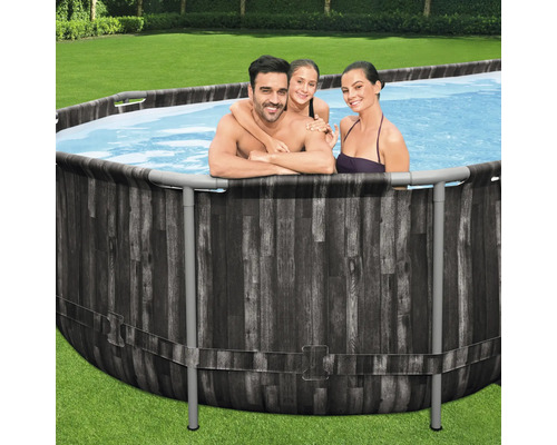 Aufstellpool mit Holzoptik und Familie im Garten