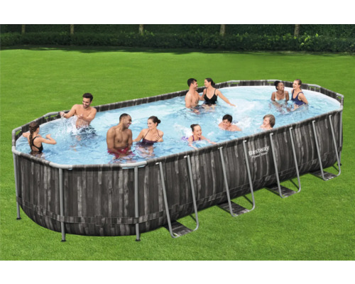 Bestway Framepool mit Personen auf einer grünen Wiese