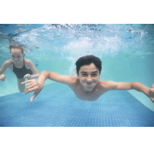 Unterwasseraufnahme von zwei Kindern in einem Schwimmbecken