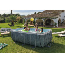 Familie im Rechteckpool Bestway Steel Pro Max im Garten
