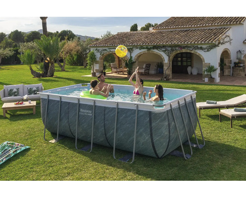 Familie im Rechteckpool Bestway Steel Pro Max im Garten