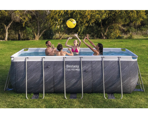 Rechteckiger Bestway Steel Pro Max Pool mit spielenden Personen im Garten