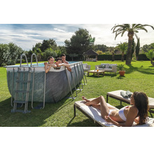 Familie am Stahlwandpool mit Leiter im Garten