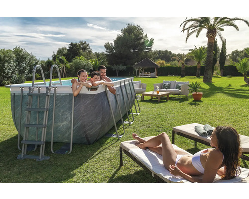 Familie am Stahlwandpool mit Leiter im Garten