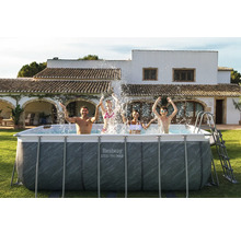 Familie planscht im rechteckigen Bestway Steel Pro Max Frame Pool mit Leiter im Garten