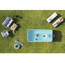 Draufsicht eines Gartens mit Pool, Gartenmöbeln und spielenden Personen