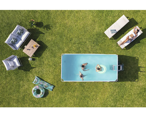 Draufsicht eines Gartens mit Pool, Gartenmöbeln und spielenden Personen