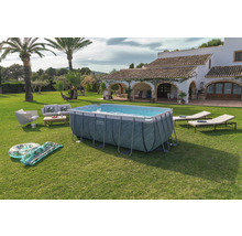 Rechteckiger Pool im Garten mit Liegestühlen und Sitzgruppe