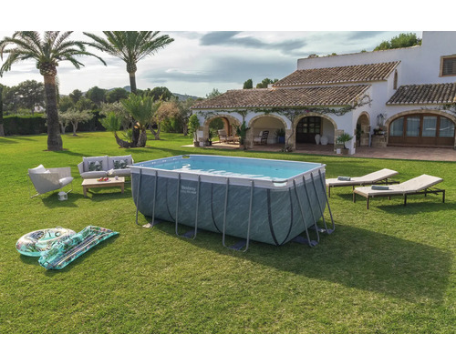 Rechteckiger Pool im Garten mit Liegestühlen und Sitzgruppe
