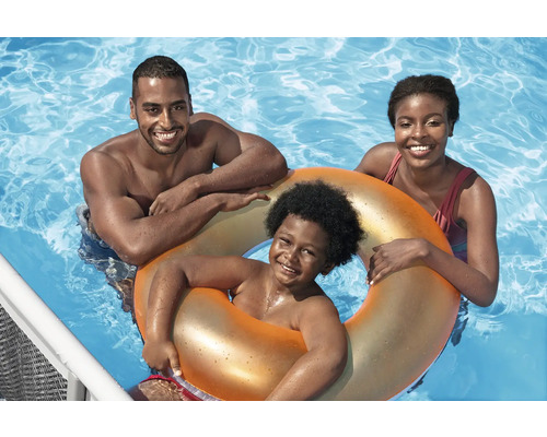 Familie mit Schwimmring im Schwimmbad