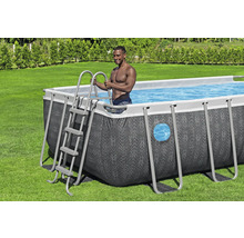 Rechteckiger Framepool mit Leiter und Person im Garten