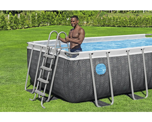 Rechteckiger Framepool mit Leiter und Person im Garten