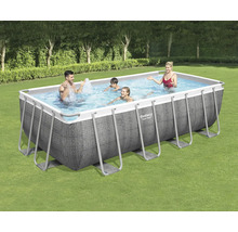Rechteckiger Bestway Pool mit Stahlrahmen, gefüllt mit Wasser und spielenden Personen im Garten