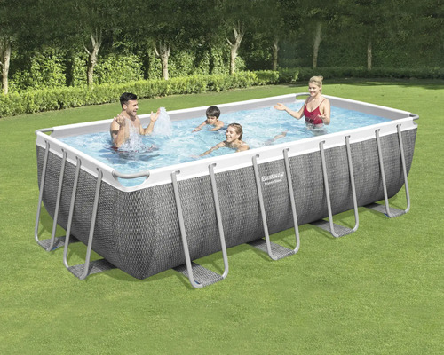 Rechteckiger Bestway Pool mit Stahlrahmen, gefüllt mit Wasser und spielenden Personen im Garten