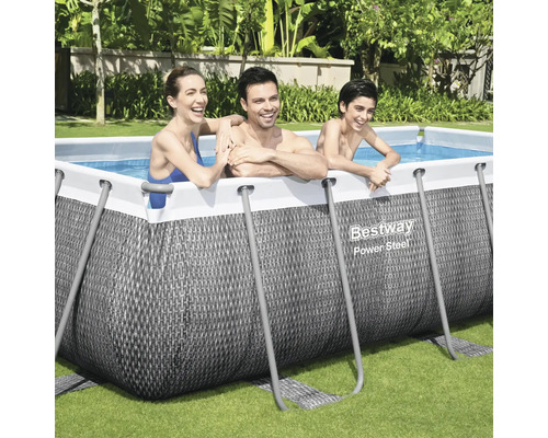 Bestway Power Steel Frame Pool mit Familie im Garten