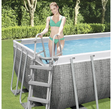 Rechteckiger Pool mit Leiter im Garten