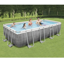 Rechteckiger Framepool mit Personen im Garten
