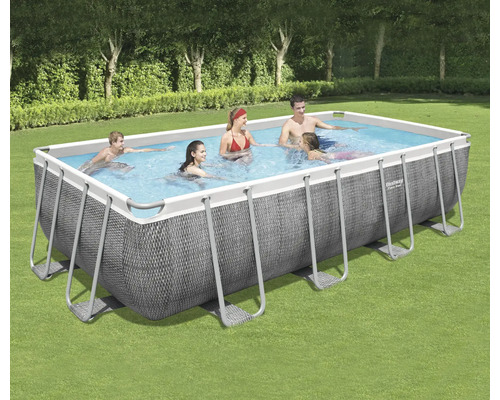 Rechteckiger Framepool mit Personen im Garten
