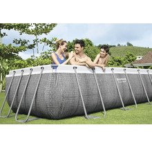 Aufblasbarer Bestway Power Steel Frame Pool mit Familie im Garten.