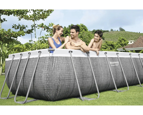 Aufblasbarer Bestway Power Steel Frame Pool mit Familie im Garten.