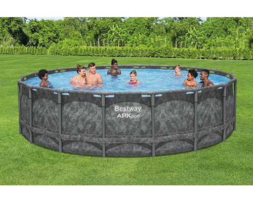 Bestway Aufstellpool mit mehreren Personen im Garten.