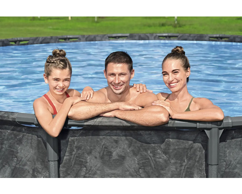 Familie entspannt in einem Frame Pool im Garten.