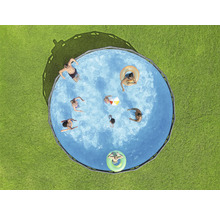 Aufbaupool mit Menschen im Garten