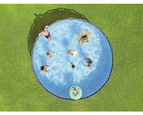 Aufbaupool mit Menschen im Garten