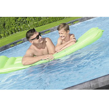 Vater und Sohn entspannen auf einer aufblasbaren Wassermatratze im Pool.