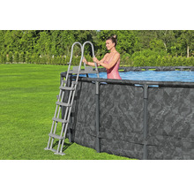 Aufstellpool mit Leiter im Garten