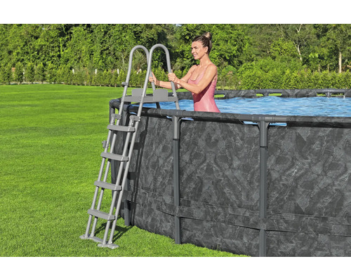 Aufstellpool mit Leiter im Garten