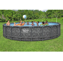 Aufstellpool mit spielenden Personen im Garten.