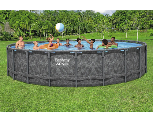 Aufstellpool mit spielenden Personen im Garten.