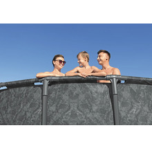 Familie entspannt im Frame-Pool