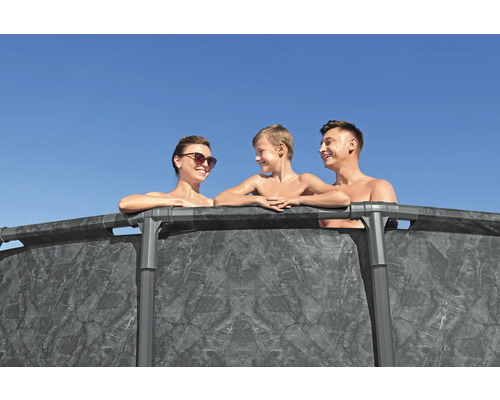Familie entspannt im Frame-Pool