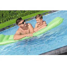Vater und Sohn entspannen auf einer Luftmatratze im Pool