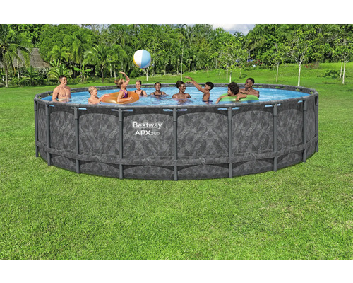 Bestway Frame Pool mit Personen im Garten
